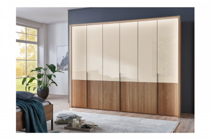 Valetta von Wiemann - Schrank mit Absetzung Massivholz Rillenstruktur