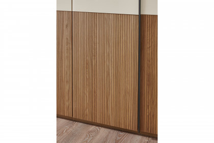 Valetta von Wiemann - Schrank mit Absetzung Massivholz Rillenstruktur