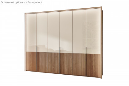Valetta von Wiemann - Schrank mit Absetzung Massivholz Rillenstruktur