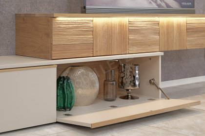 V/lacera living von Voglauer - Wohnwand in Lack taupe und geölte Wildeiche