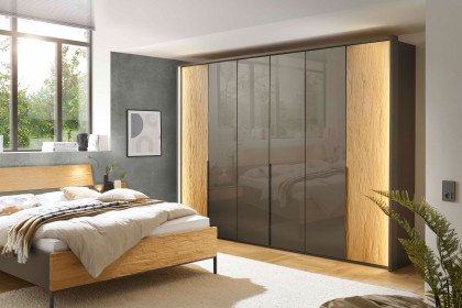 Bardolino von Wiemann - Schlafzimmer Glas havanna - Riffholz massiv