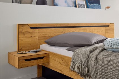 Incasa Onema von Decker - Massivholzbett mit breitem Kopfteil Wildeiche geölt