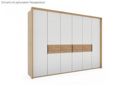 Toben von Wiemann - Schrank Bianco-Eiche teilmassiv - Weißglas