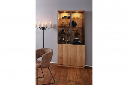Tessaro-living von Schösswender - Vitrine TE 21 Wildeiche/ Samtöl