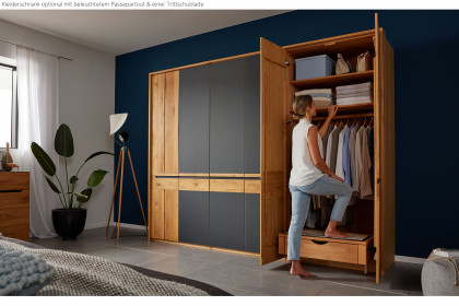 Incasa Onema von Decker - Schrank Glas anthrazit - Wildeiche mit Griffausfräsungen