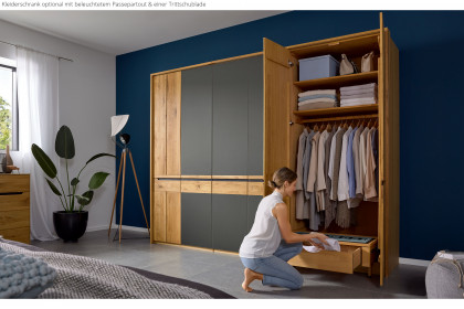 Incasa Onema von Decker - Schrank Glas anthrazit - Wildeiche mit Griffausfräsungen