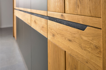 Incasa Onema von Decker - Schrank Glas anthrazit - Wildeiche mit Griffausfräsungen