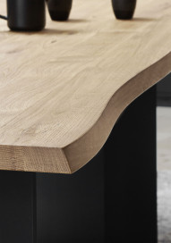 Vala von Hartmann - Esstisch mit massiver Kerneiche Tischplatte
