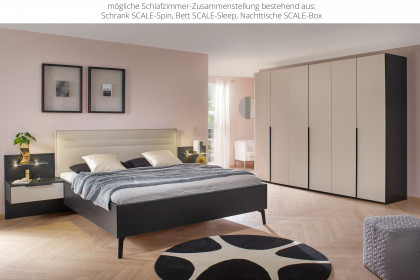 Scale-Sleep von Rauch Black - Bett schwarz mit Polsterkopfteil champagner