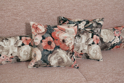 Nassau von Nehl - Schlafsofa flamingo mit Dekokissen