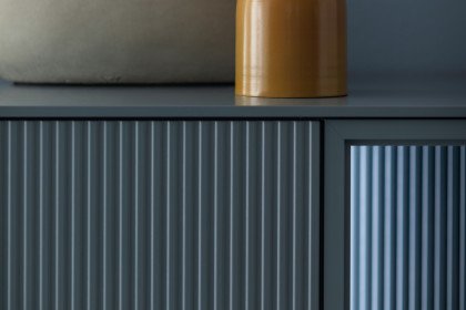 Amaya von SCHÖNER WOHNEN - Highboard in Taubenblau und Rillenstruktur