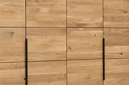 Tom von Elfo Möbel - 4-türiger Schrank mit Massivholz-Türen in Kassettenoptik