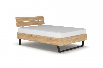 Davos von Elfo Möbel - Komfortbett Eiche geölt mit Holzkopfteil und Metallkufe