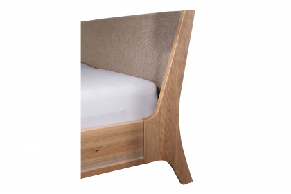 Amina von Sprenger Möbel - Bett mit Stoffkopfteil Sumpfeiche geölt