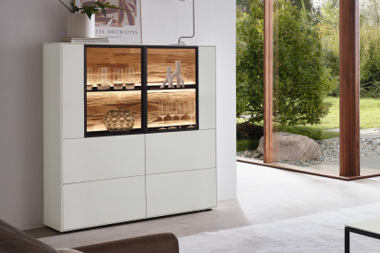 WM 2470 von Wöstmann - Highboard in weißem Lack mit Glasausschnitten