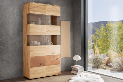 WZ-0626 von GK Möbelvertrieb - Vitrine II aus Wildeiche mit Hirnholz