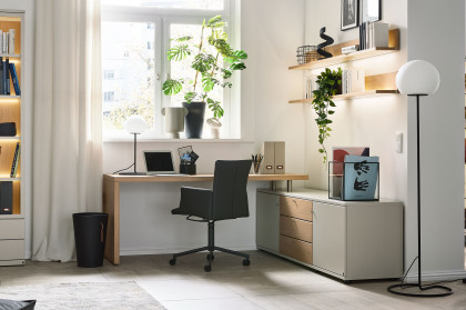Kira-System von Musterring - Homeoffice-Büro mit Wandregalen