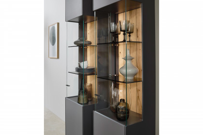 WM 2380 von Wöstmann - Vitrine eintürig, in Lack graphitgrau mit Eichenakzent