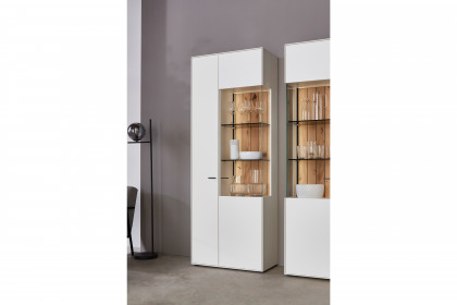 WM 2380 von Wöstmann - Vitrine in Weiß mit Eichenrückwand