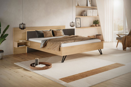 Meran von Schösswender - Bett mit Stoff-Kopfteil Casella Eiche hell