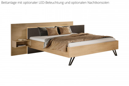 Meran von Schösswender - Bett mit Stoff-Kopfteil Casella Eiche hell