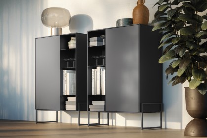 Vitae von éNATIVA by Munari - Highboard in Lack mit Metallabsetzungen