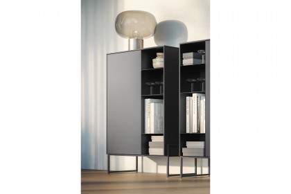 Vitae von éNATIVA by Munari - Highboard in Lack mit Metallabsetzungen