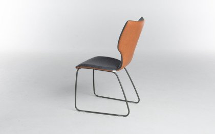 Joni von bert plantagie - Stuhl mit Bi-Color-Bezug