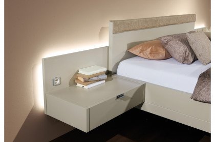 Fena von Hülsta - reinweißes Bett mit dunklem Polsterakzent am Kopfteil