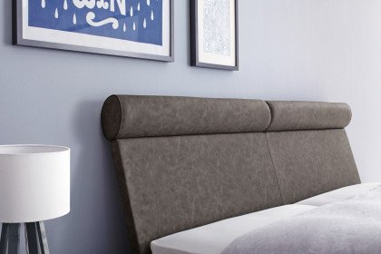 Fena von Hülsta - Schlafzimmer in Reinweiß mit grauen Akzenten