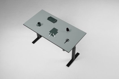 eUP von Nowy Styl - höhenverstellbarer Schreibtisch schwarz-fjordgreen