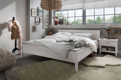 Solvita von Wohnglücklich - Schlafzimmer Kiefernholz weiß