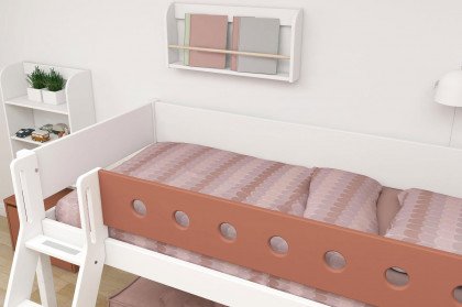 White von FLEXA - Kinderbett halbhoch mit Schrägleiter weiß - rotviolett