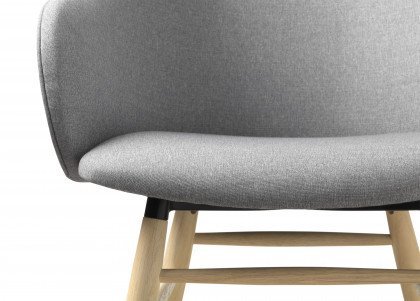 Teno von Skandinavische Möbel - Armlehnenstuhl mit Holzfüßen