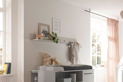 Olaf von Mäusbacher - moderne Babyzimmer-Einrichtung grau matt