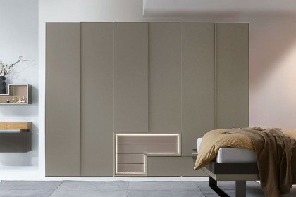 Tetrim von hülsta - Schlafzimmerschrank in Seidengrau mit Designelement