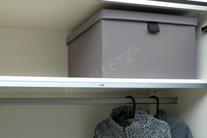 Longline von JUTZLER - Glastüren-Kleiderschrank mit Beleuchtung & Zubehör