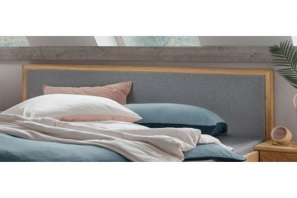 Aalbaek von Cinall - Bett Eiche mit Stoff-Kopfteil