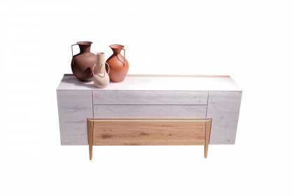 Vtektura living von Voglauer - Sideboard in Wildeiche rustiko mit Glas in Firneis white