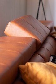 Raimo von ADA Mindful Living - Ledersofa links orange-brown