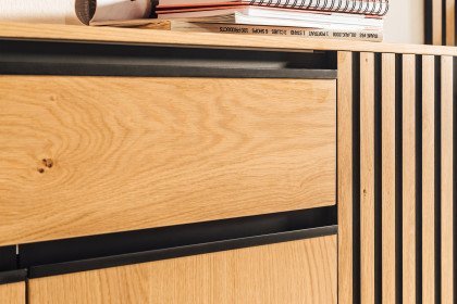 Punta von Wittenbreder - Garderobe in Wildeiche Bianco & Rillenprofil
