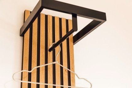 Punta von Wittenbreder - Garderobe in Wildeiche Bianco & Rillenprofil