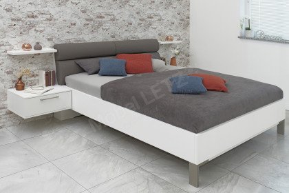 Amado von MONDO - Schlafzimmer mit Schrank, Bettanlage und Wandregalen