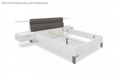 Amado von MONDO - Schlafzimmer mit Schrank, Bettanlage und Wandregalen