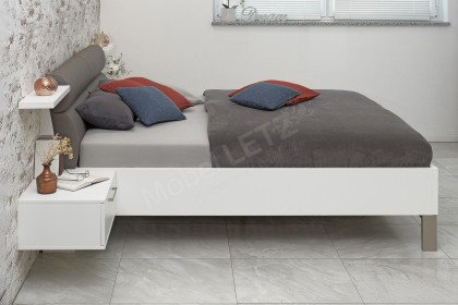 Amado von MONDO - Schlafzimmer mit Schrank, Bettanlage und Wandregalen