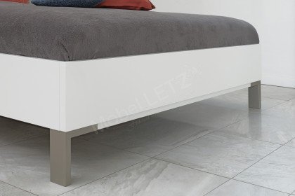 Amado von MONDO - Schlafzimmer mit Schrank, Bettanlage und Wandregalen