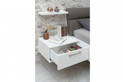 Amado von MONDO - Schlafzimmer mit Schrank, Bettanlage und Wandregalen