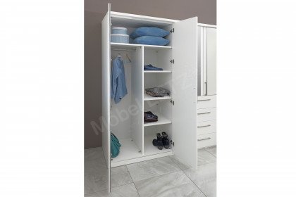 Amado von MONDO - Schlafzimmer mit Schrank, Bettanlage und Wandregalen
