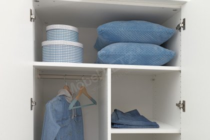 Amado von MONDO - Schlafzimmer mit Schrank, Bettanlage und Wandregalen