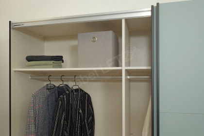 Slideline von JUTZLER - Schwebetürenschrank mit Dämpfern schwarz - salbei